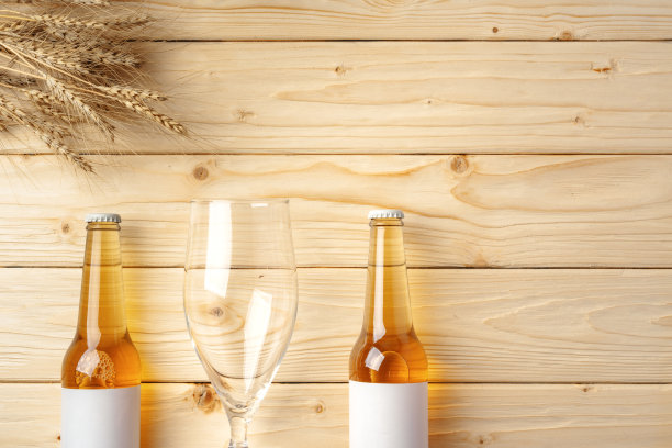 一瓶啤酒加谷物。前视图。文本的空闲空间。图片下载