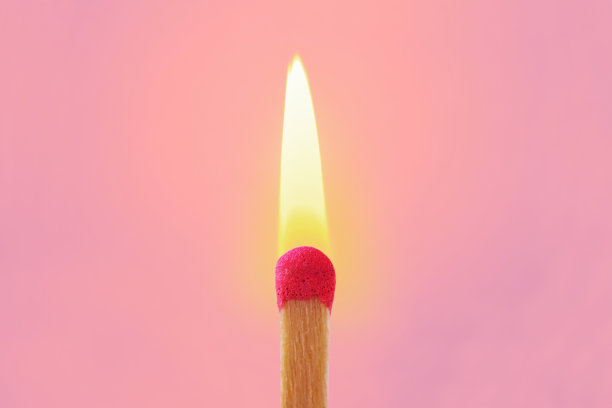 粉红色搭配火焰在粉红色的背景-女性的概念和创造性思维图片下载