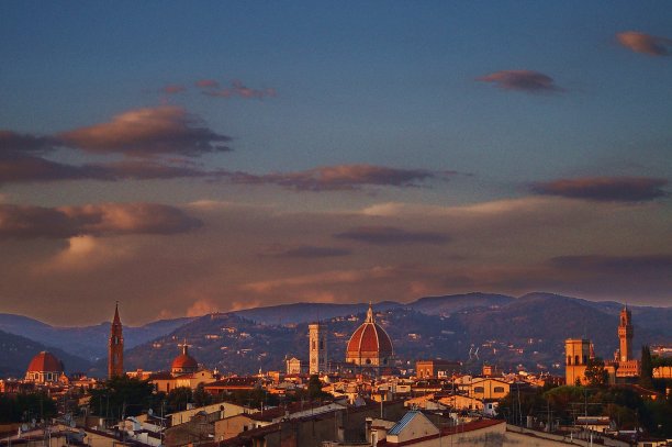 日落时从中世纪城墙上俯瞰的佛罗伦萨图片下载