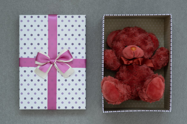 从以上观点。礼品盒打开了。盒子的盖在它旁边。优雅漂亮的盒子里的礼物。柔软的玩具熊。可爱浪漫的图片图片下载