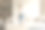 快乐无忧无虑的小女孩在沙发上跳跃的肖像。图片下载