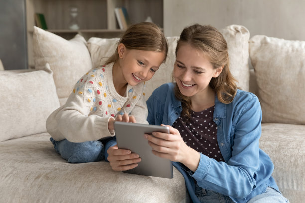 幸福的多代同堂家庭在家里使用数码平板电脑。图片下载