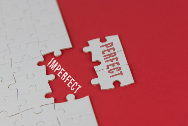 完美的不完美。文字引用在白色拼图片红色背景。图片下载