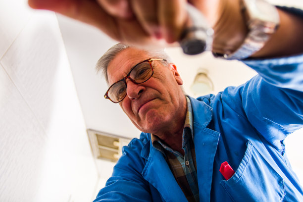 杂工拿工具图片下载