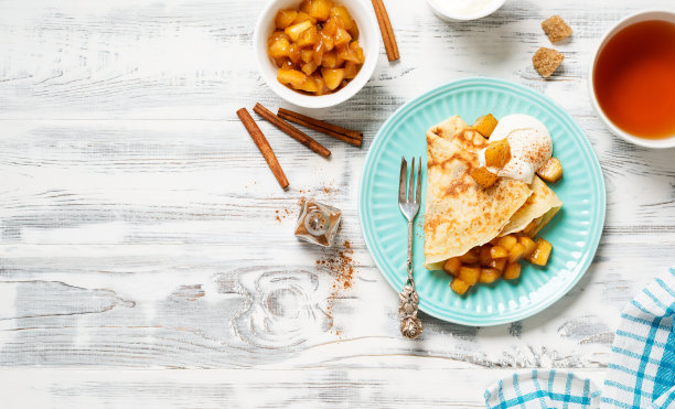 煎饼，薄煎饼配焦糖苹果馅图片下载