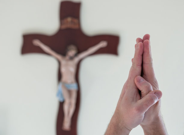 在十字架前祈祷的手图片下载