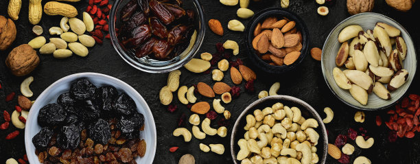 坚果和水果旗帜美味的干果和坚果。混合坚果和干果在一个古老的乡村图片下载