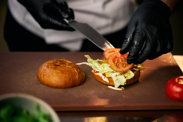 准备美味的牛肉汉堡。图片下载