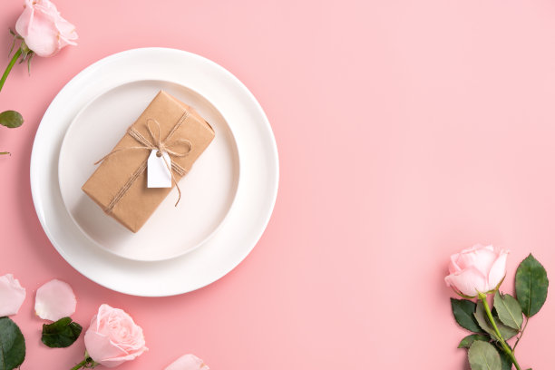 情人节礼物和餐设计概念背景与粉红色的玫瑰花在粉红色的背景。图片下载