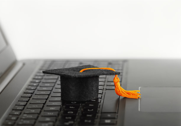 有金色流苏的毕业帽图片下载