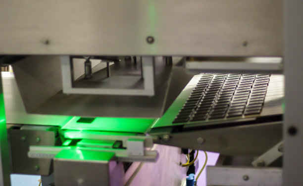 一家工业工厂生产巧克力的生产线。糖果生产线的自动化加工。巧克力工厂生产过程中的图片。带糖果的输送带图片下载