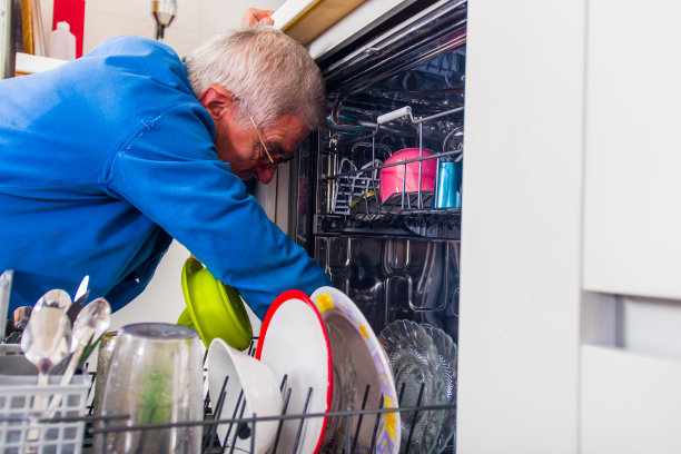 修理厨房洗碗机的修理工图片下载