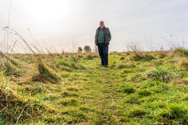 年长的白人男子户外生活方式肖像图片下载