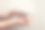 特写镜头的女人手握惊喜的礼物包装盒在粉红色的粉彩背景与复制空间。情人节礼物图片下载