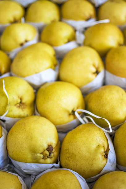 市场摊位上出售有机梨图片下载