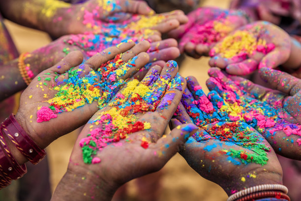 在印度拉贾斯坦邦，一群正在玩胡里节的印度孩子图片下载