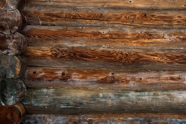木制背景。木屋墙背景。旧的风化的橙色原木。图片下载