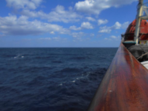 海上船的木制扶手图片下载