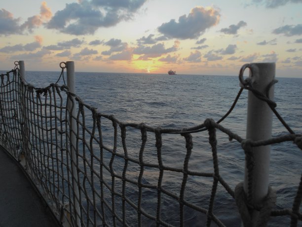 傍晚在海上从船的甲板上俯瞰图片下载