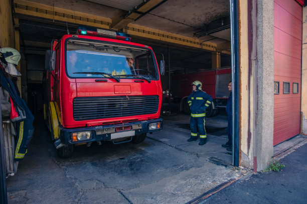 消防局车库内的消防车图片下载