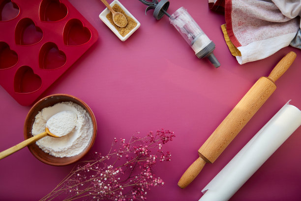 烘烤用心形硅胶模具，擀面杖，糖果注射器，釉料，面粉，糖。满天星花装饰图片下载