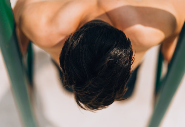 体重锻炼者在游泳杆上锻炼图片下载