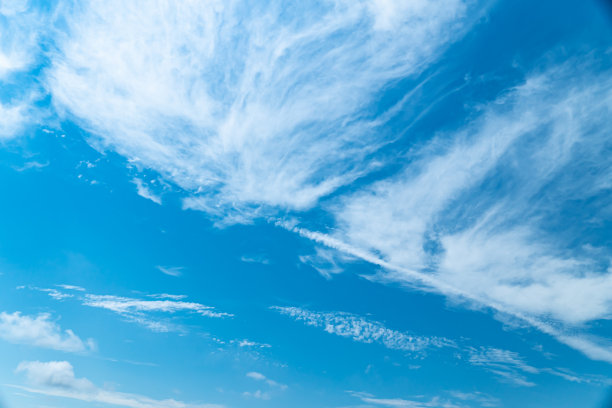 蓝天白云白云。阳光明媚的夏日。天空和自然照片，干净的鸟，虫子和灰尘。图片下载