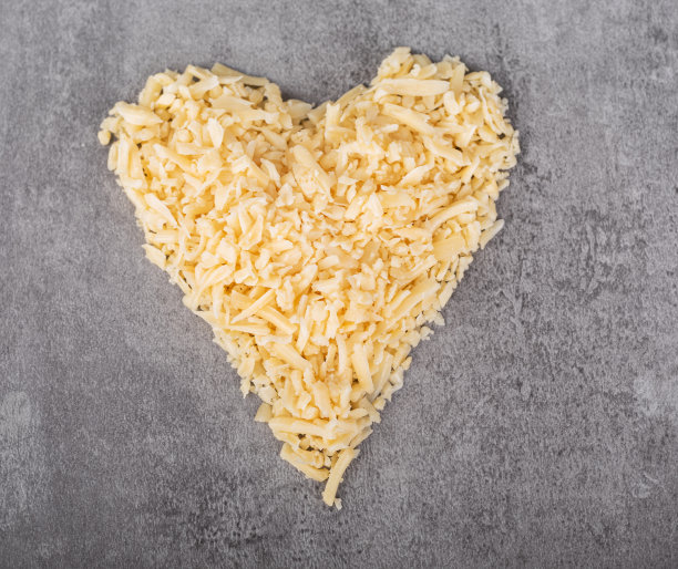 一堆磨碎的帕尔马干酪，做成心形。俯视图图片下载