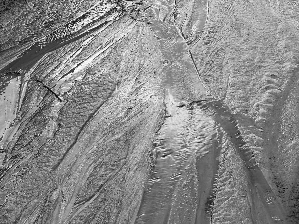 灰色泥背景。71、春日路上泥坑纵横，图案自然。图片下载