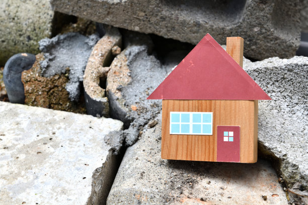 废墟上的房屋物体，灾难图像上的房屋图片下载