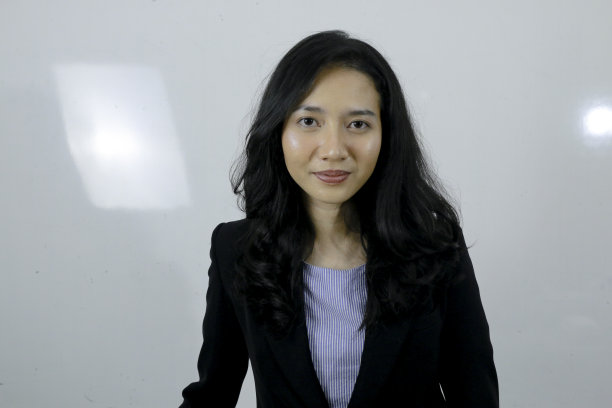 商业年轻亚洲女孩快乐和自信的样子。图片下载