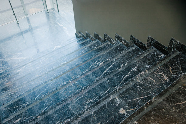 大理石楼梯。古典建筑。公共室内碎片的特写照片。楼梯梯级，绿色大理石楼梯，现代风格的酒店、住宅。有大理石楼梯的现代建筑。图片下载