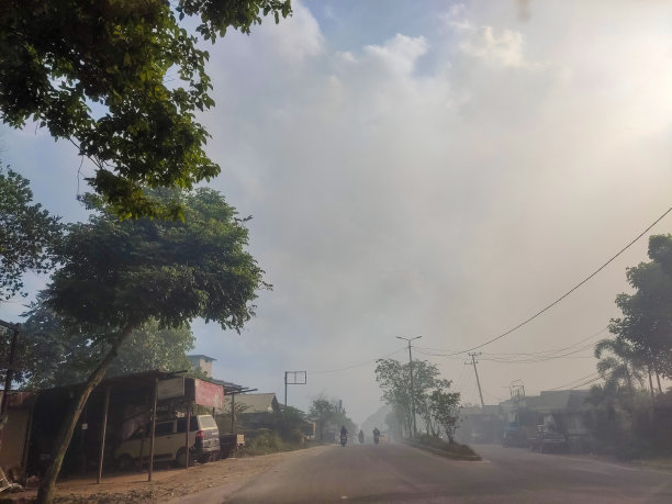 东加里曼丹洛阿库鲁附近的街道风景照片图片下载