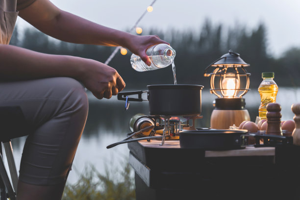 亚洲妇女在泰国的自然公园独自旅行和露营。娱乐和旅行户外活动的生活方式。素材图片