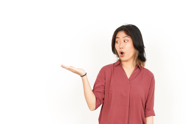 展示和展示产品在开放的棕榈美丽的亚洲妇女孤立在白色背景上图片下载