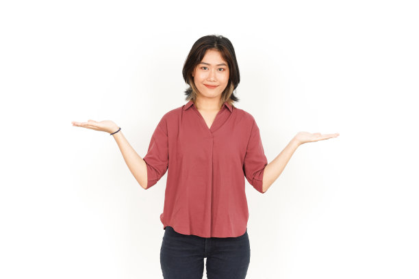 展示两个产品在开放的手掌上美丽的亚洲妇女孤立在白色背景上图片下载