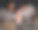 这张照片拍摄的是一对年轻夫妇和他们的女儿坐在床上，在晚上使用笔记本电脑图片下载