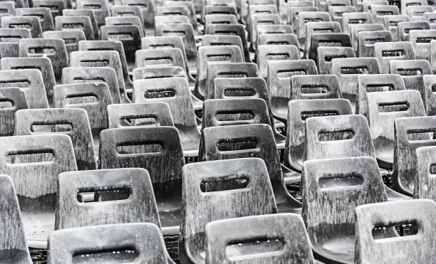 雨中有一排排灰色的空椅子图片下载