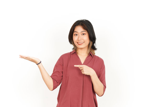 展示和展示产品在开放的棕榈美丽的亚洲妇女孤立在白色背景上图片下载