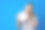 美丽的少女拿着蓝色背景的挂钟图片下载