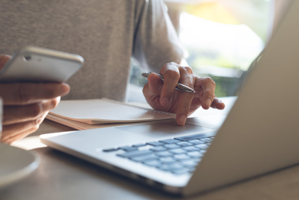 在咖啡店工作图片下载