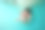 快乐的妈妈和患有唐氏综合症的孩子在蓝绿色的水下游泳池里潜水、游泳，并在镜头前摆姿势。一个女人抱着一个婴儿，他们看着镜头微笑。肖像。水平方向图片下载