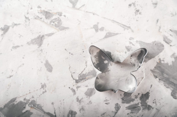 表格烘烤饼干在桌子上特写和复制空间。兔子形状的复活节饼干。图片下载