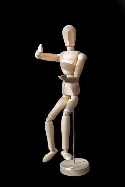 木制的人体模型，近距离观察图片下载