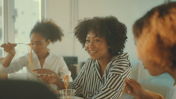 来自不同国家的青少年朋友们一起吃一顿简单的晚餐。图片下载