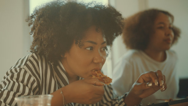 来自不同国家的青少年朋友们一起吃一顿简单的晚餐。图片下载