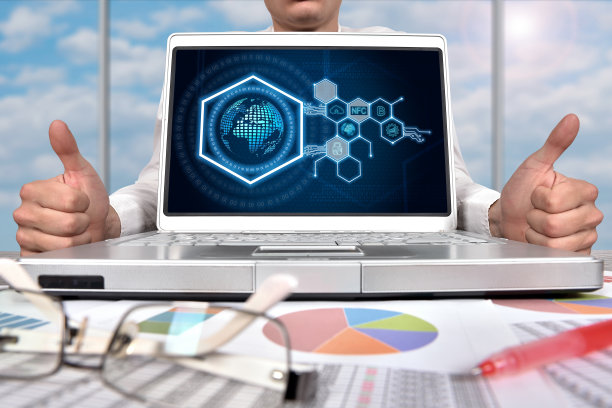 商人展示拇指和六边形全息图与数字商业图标图片下载