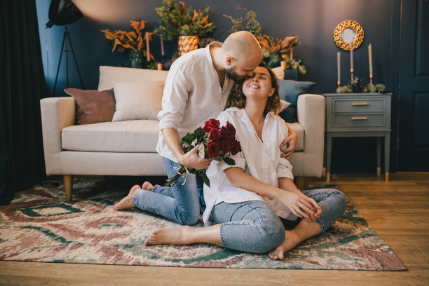 小伙子送红玫瑰给女朋友。情人节庆祝活动。图片下载