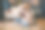 小伙子送红玫瑰给女朋友。情人节庆祝活动。图片下载
