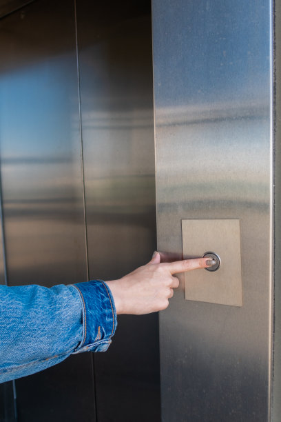 女人用手指叫电梯图片下载